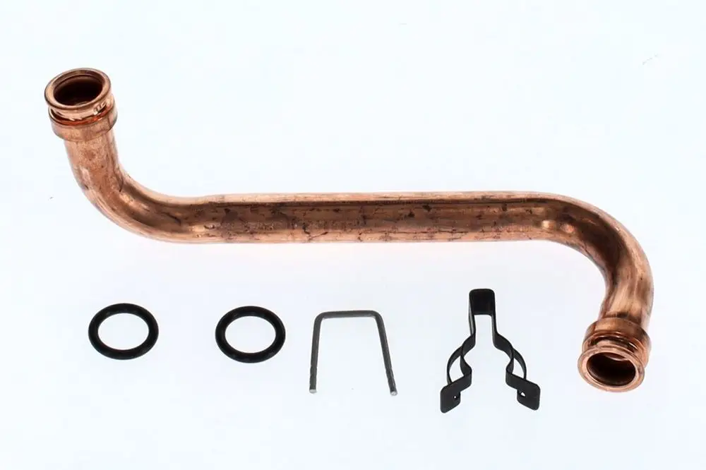Kupferrohr mit gebogenem Design, drei Dichtungsringen, einem Metallclip und einer Halterung. Bestandteil einer Bosch-Kühlanlage für Wasserleitungssysteme.